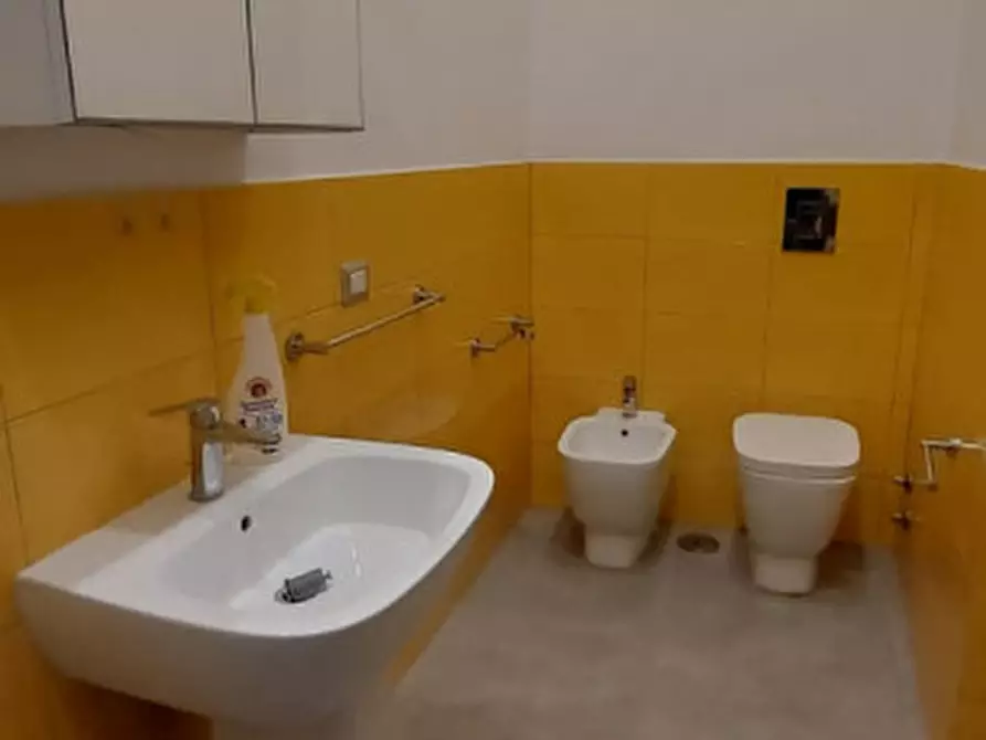 Immagine 41 di Camera in affitto  in via san nicandro 9 a Napoli