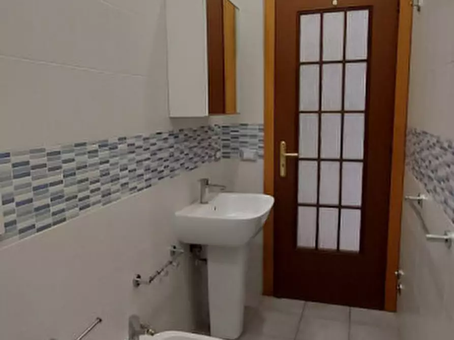 Immagine 43 di Camera in affitto  in via san nicandro 9 a Napoli