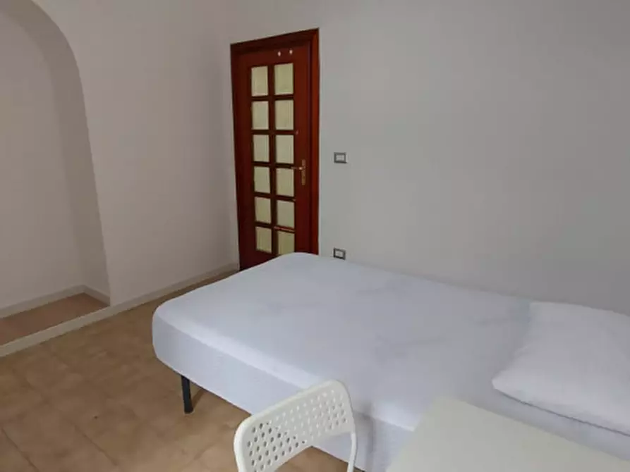 Immagine 46 di Camera in affitto  in via san nicandro 9 a Napoli