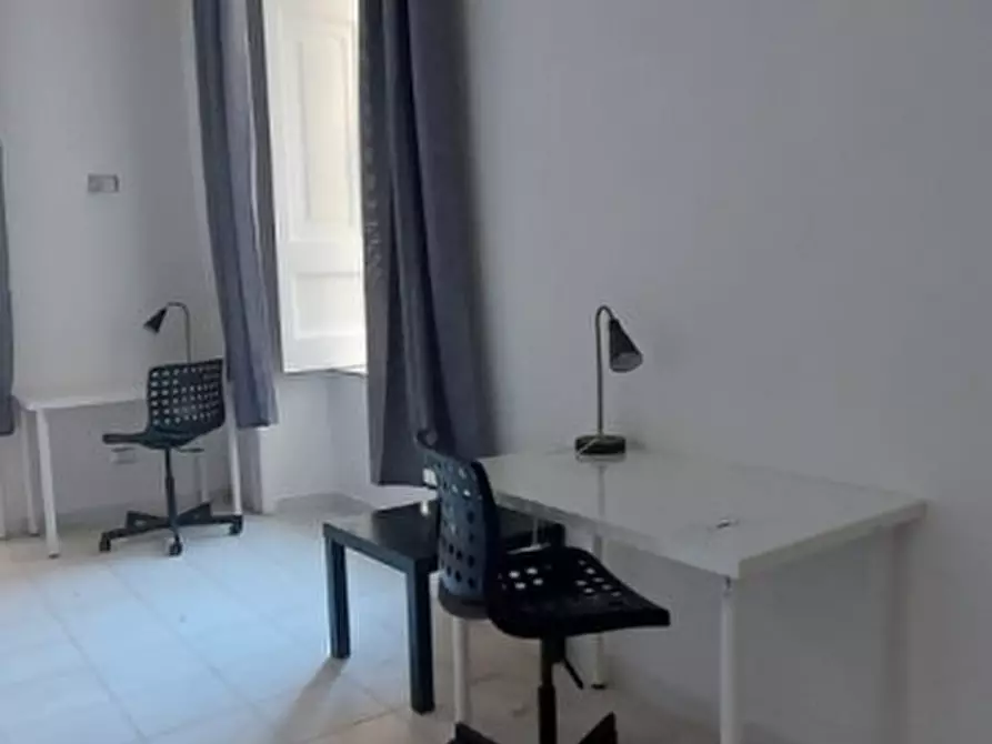 Immagine 51 di Camera in affitto  in via san nicandro 9 a Napoli