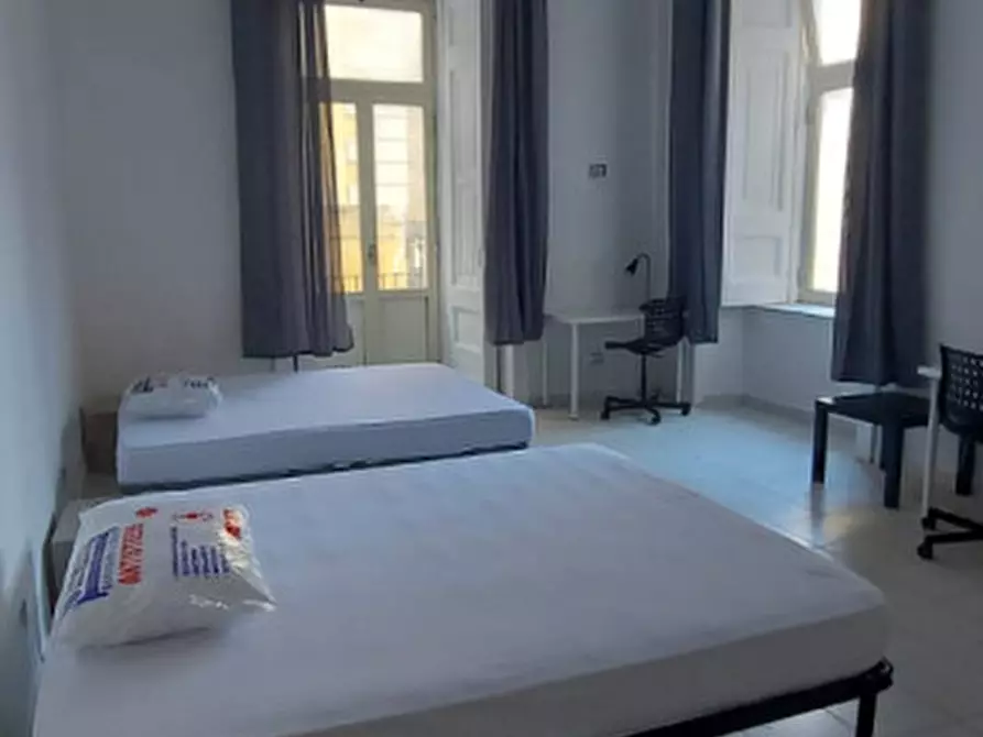 Immagine 52 di Camera in affitto  in via san nicandro 9 a Napoli