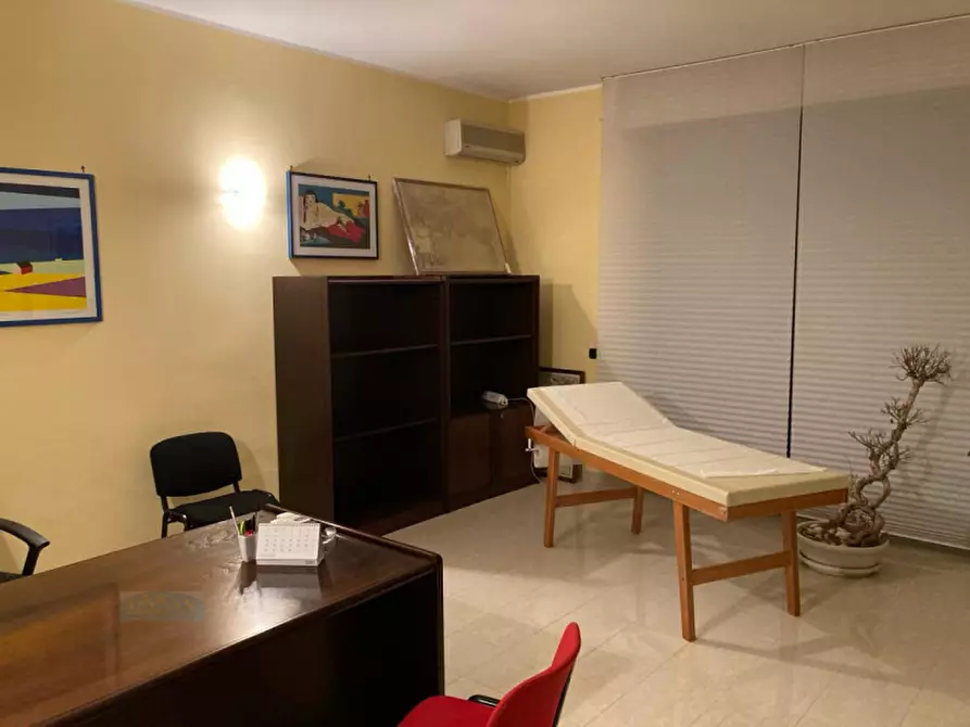 Immagine 2 di Ufficio in vendita  in Via Valente - Via Vittime del Caporalato a Ceglie Messapico