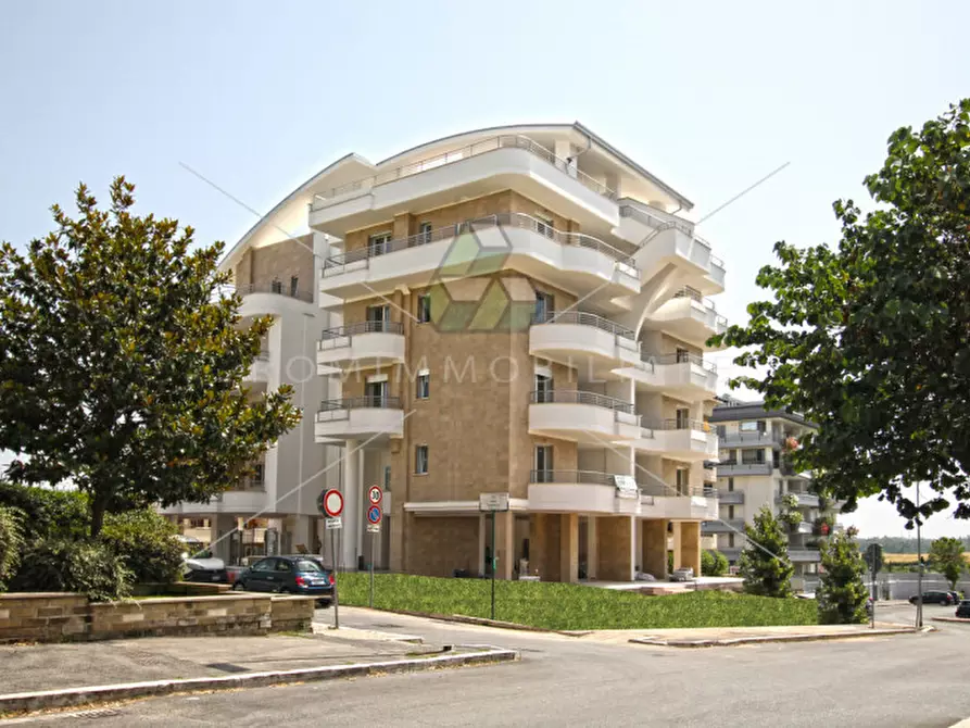 Immagine 1 di Appartamento in vendita  in Via Andrea Lavezzolo a Roma