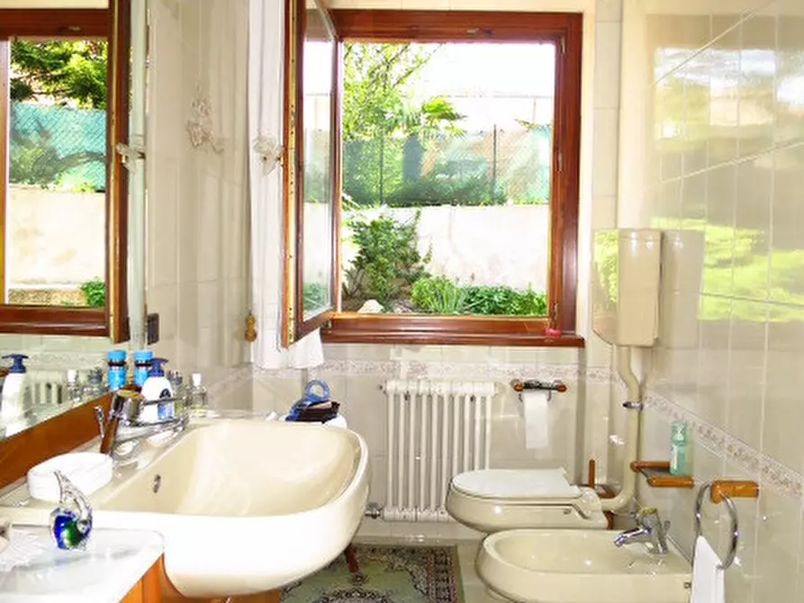 Immagine 23 di Villa in vendita  in Viale 4 Novembre a Ala