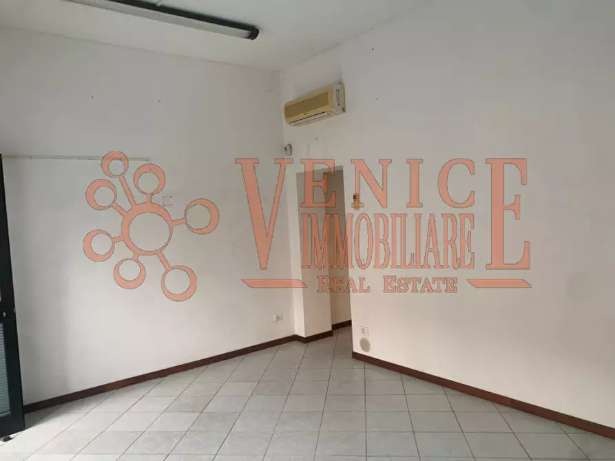 Immagine 5 di Negozio in vendita  a Venezia