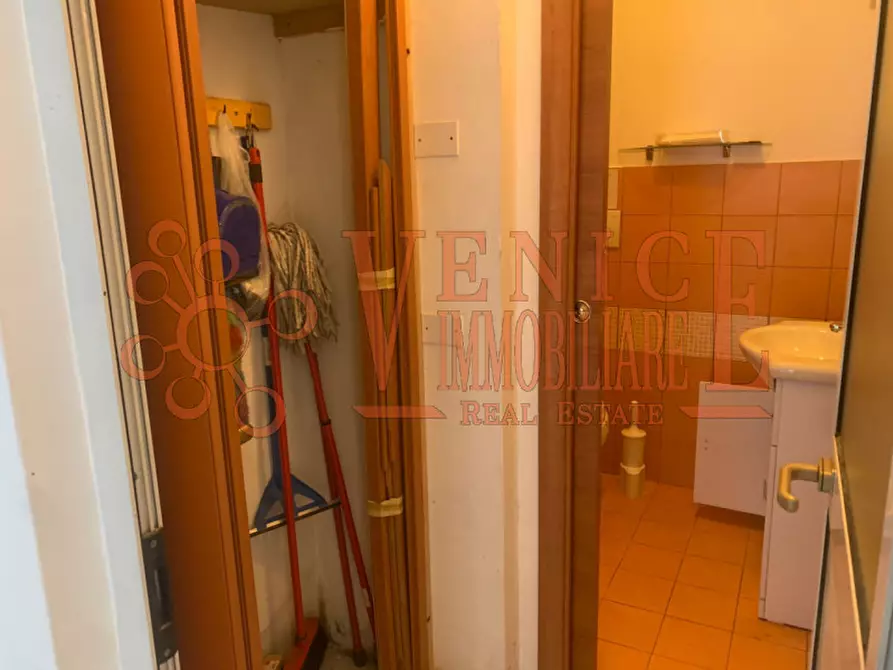 Immagine 6 di Negozio in vendita  a Venezia