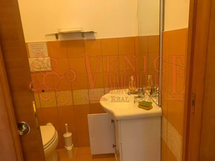 Immagine 7 di Negozio in vendita  a Venezia