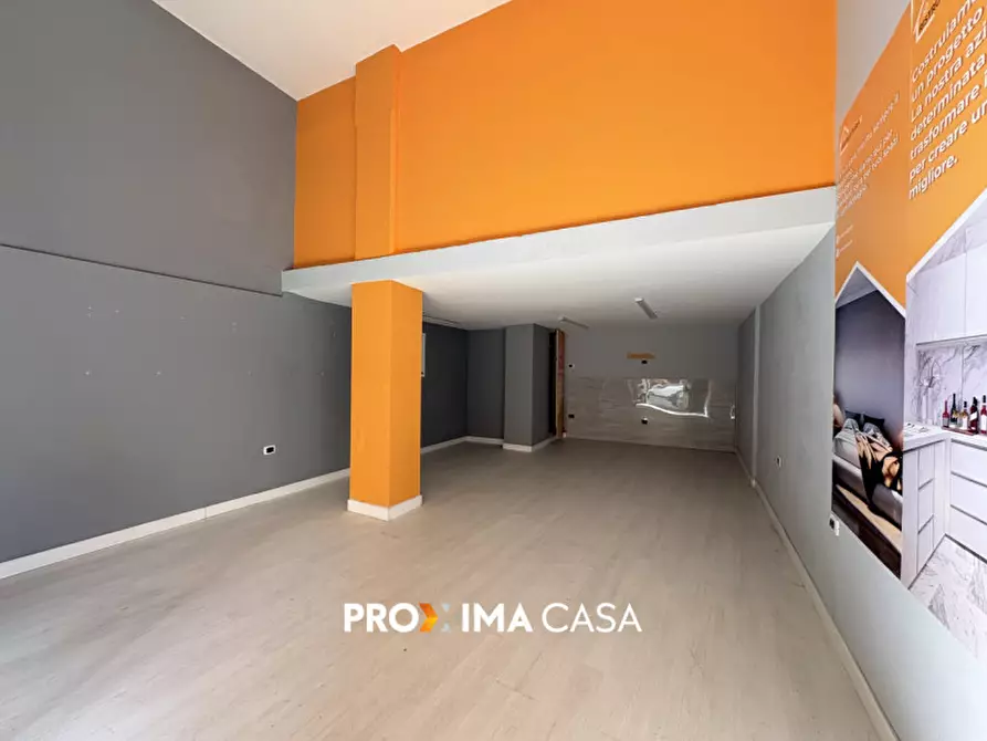 Immagine 1 di Negozio in affitto  in Via Torrione 147 a Salerno