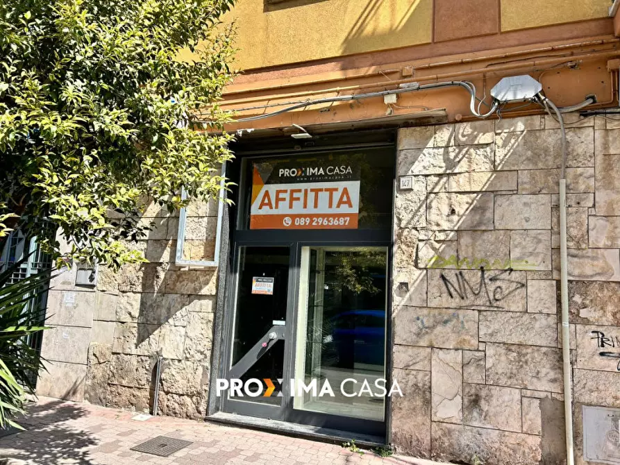 Immagine 2 di Negozio in affitto  in Via Torrione 147 a Salerno