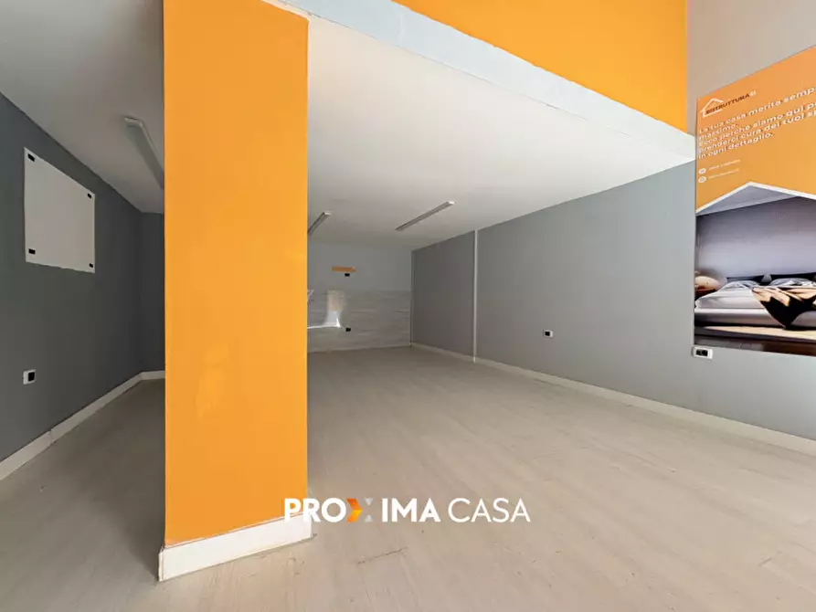 Immagine 3 di Negozio in affitto  in Via Torrione 147 a Salerno