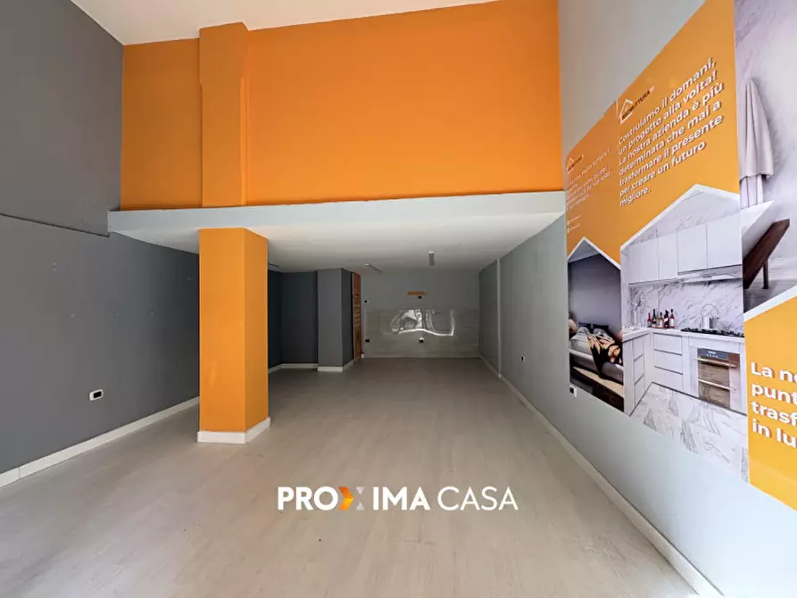 Immagine 4 di Negozio in affitto  in Via Torrione 147 a Salerno