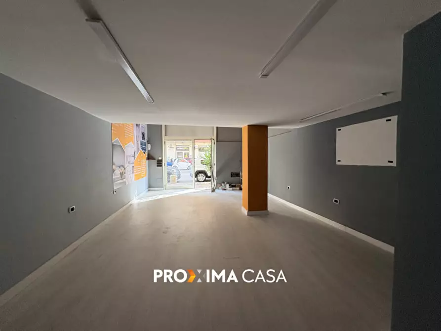 Immagine 5 di Negozio in affitto  in Via Torrione 147 a Salerno