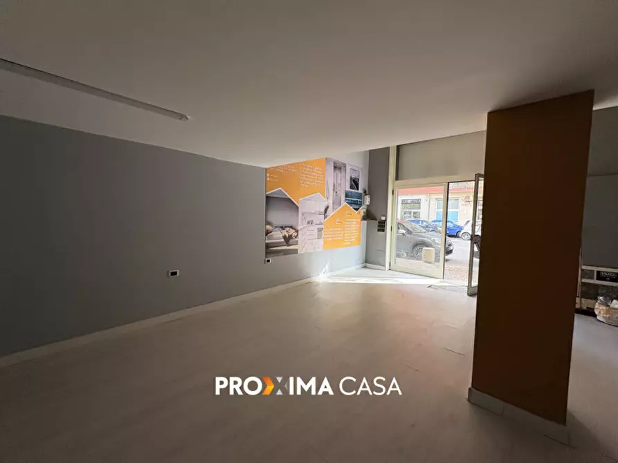 Immagine 6 di Negozio in affitto  in Via Torrione 147 a Salerno