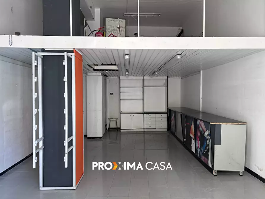 Immagine 8 di Negozio in affitto  in Via Torrione 147 a Salerno