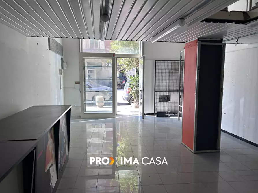 Immagine 9 di Negozio in affitto  in Via Torrione 147 a Salerno