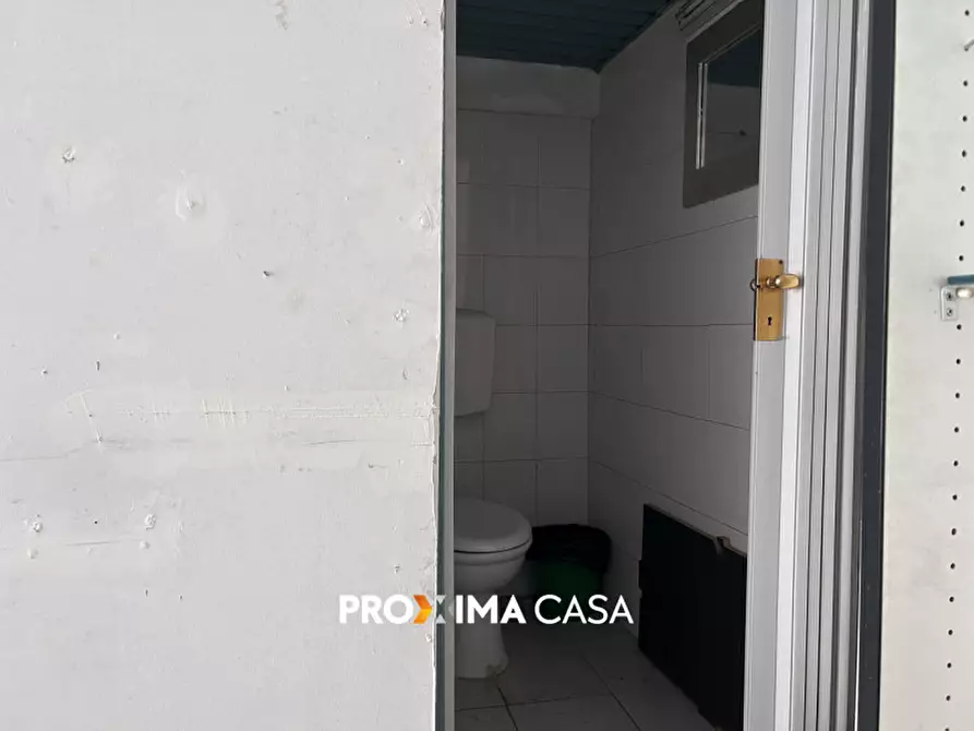 Immagine 10 di Negozio in affitto  in Via Torrione 147 a Salerno