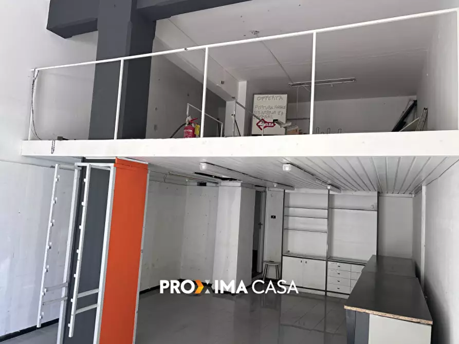 Immagine 11 di Negozio in affitto  in Via Torrione 147 a Salerno