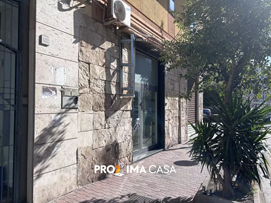 Immagine 12 di Negozio in affitto  in Via Torrione 147 a Salerno