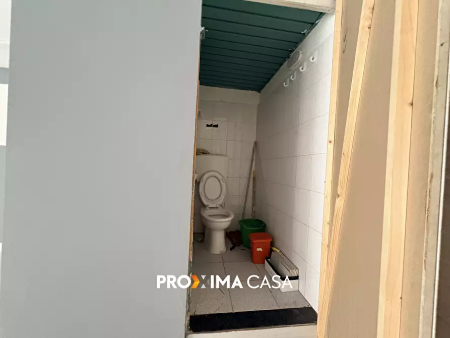 Immagine 9 di Negozio in affitto  in Via Torrione 147 a Salerno