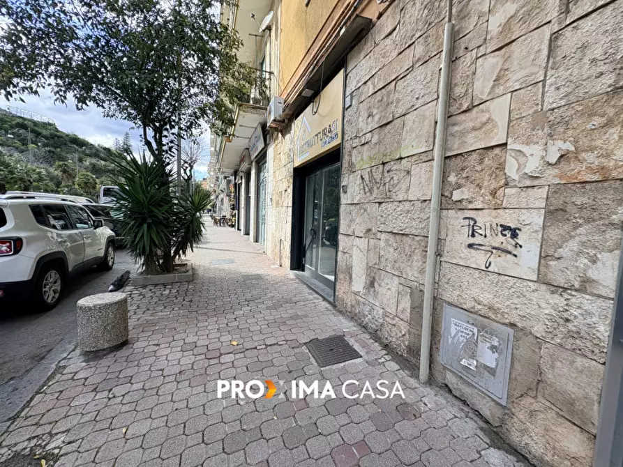 Immagine 10 di Negozio in affitto  in Via Torrione 147 a Salerno