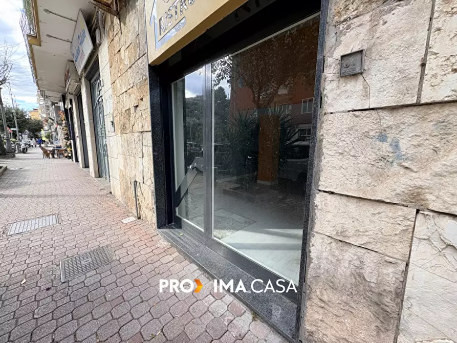 Immagine 11 di Negozio in affitto  in Via Torrione 147 a Salerno