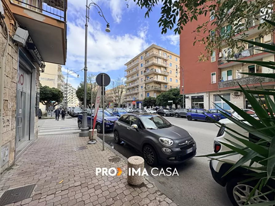 Immagine 13 di Negozio in affitto  in Via Torrione 147 a Salerno