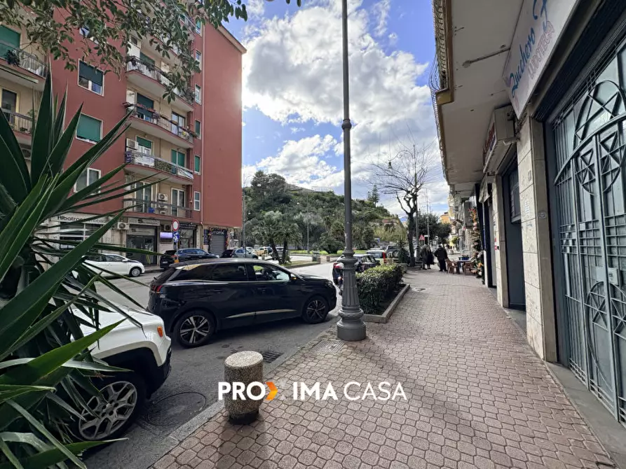 Immagine 14 di Negozio in affitto  in Via Torrione 147 a Salerno