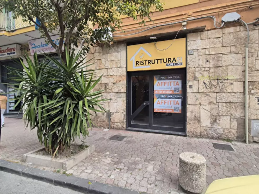 Immagine 23 di Negozio in affitto  in Via Torrione 147 a Salerno