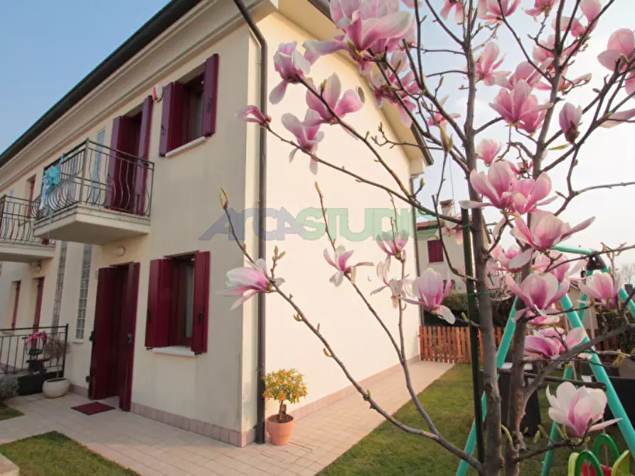 Immagine 1 di Casa trifamiliare in vendita  in Via Santa Rita a Tezze Sul Brenta