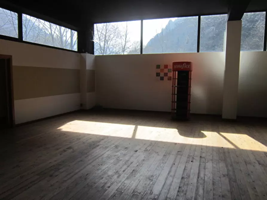 Immagine 9 di Capannone industriale in vendita  in Via Poeti Gozzi a Lenna