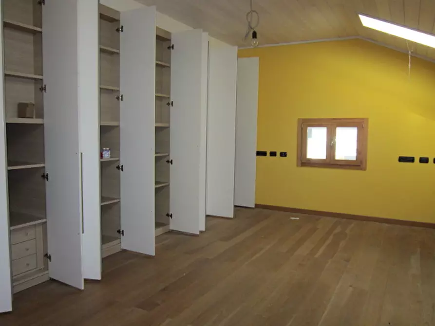 Immagine 19 di Capannone industriale in vendita  in Via Poeti Gozzi a Lenna