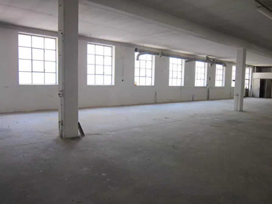 Immagine 30 di Capannone industriale in vendita  in Via Poeti Gozzi a Lenna