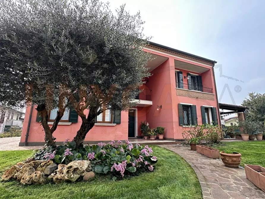 Immagine 1 di Villa in vendita  in Via Roma a Rubano