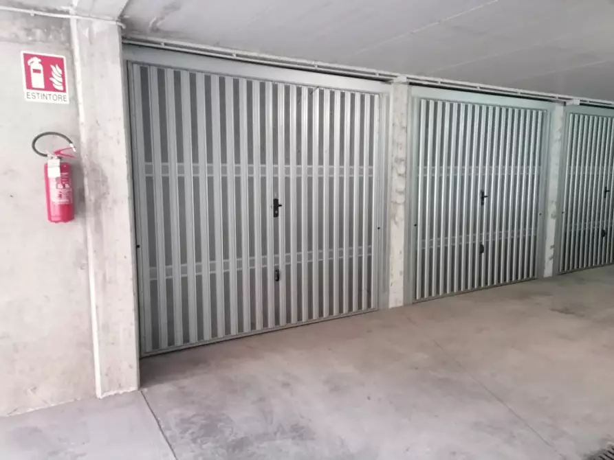 Immagine 1 di Garage in affitto  in via cesare battisti a Rovato