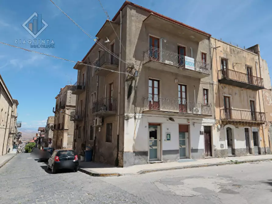 Immagine 1 di Palazzo in vendita  in Piazza Elena n.26-27 a Ramacca