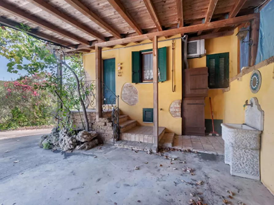 Immagine 1 di Casa indipendente in vendita  in Strada per Villamagna, N. 22 a Chieti