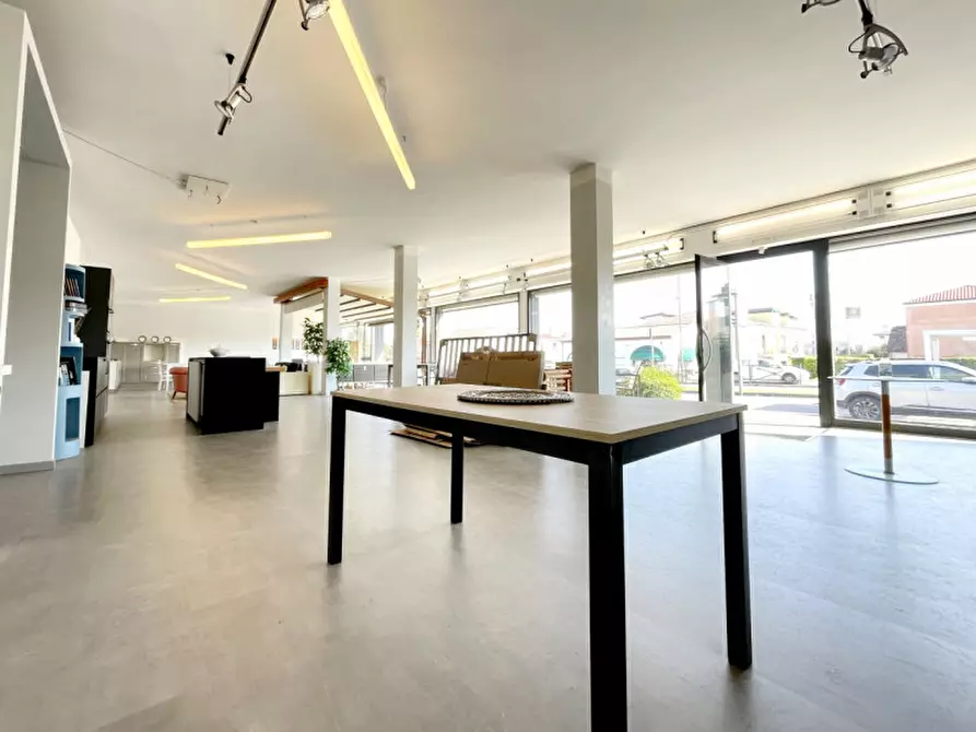 Immagine 2 di Negozio in vendita  in VIA ALTURA a Ospedaletto Euganeo