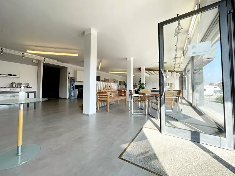 Immagine 3 di Negozio in vendita  in VIA ALTURA a Ospedaletto Euganeo