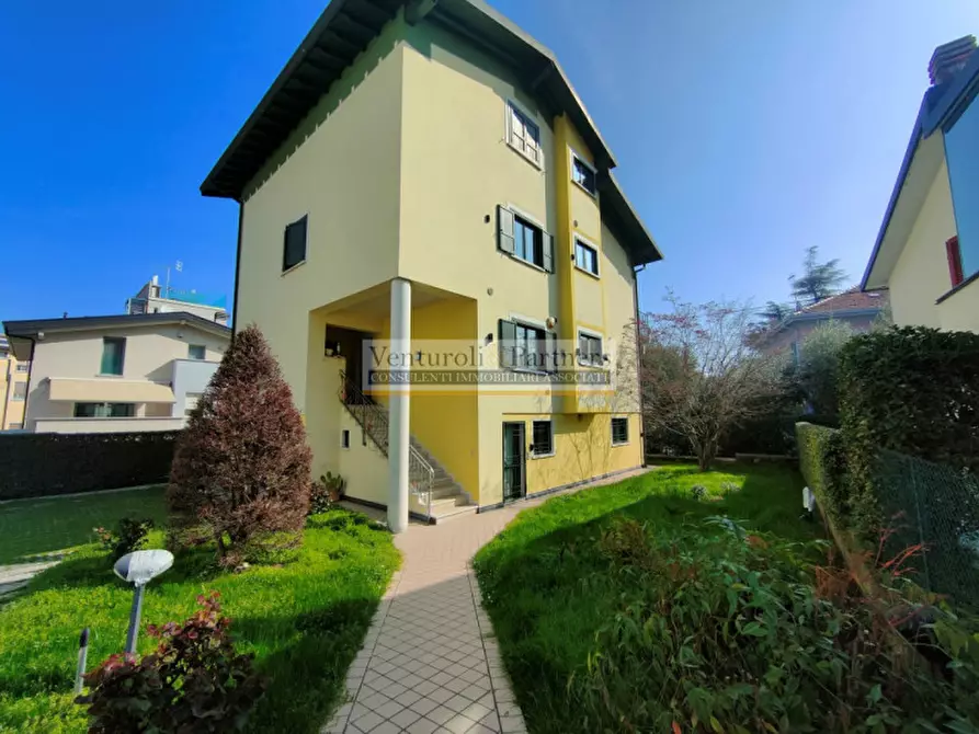 Immagine 1 di Villa in vendita  in via Giuseppe Garibaldi a Desenzano Del Garda