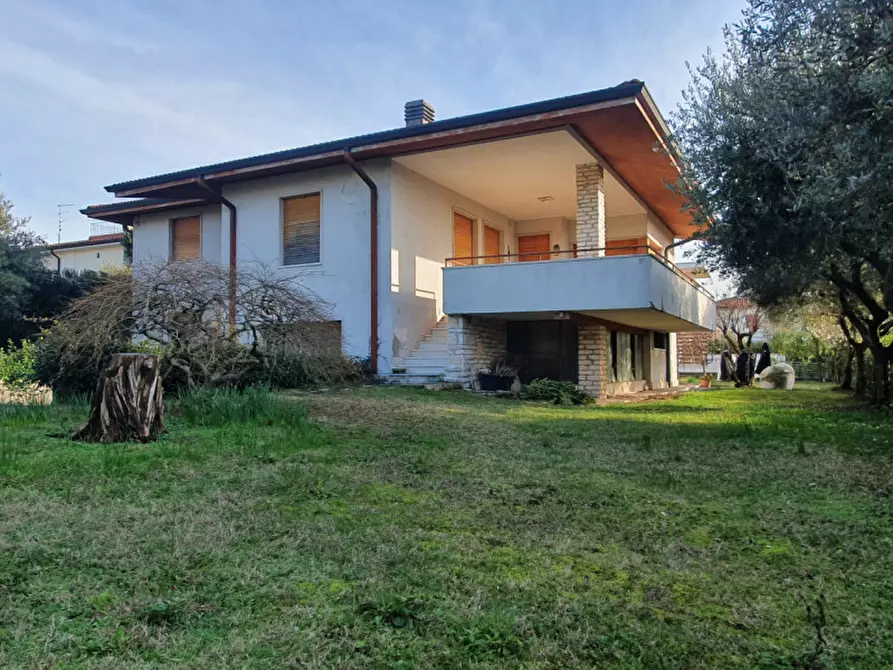 Immagine 1 di Villa in vendita  in Via Alessandro volta a Bardolino