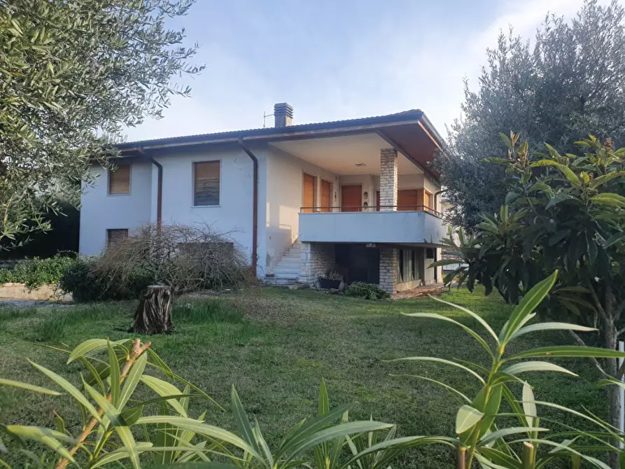 Immagine 2 di Villa in vendita  in Via Alessandro volta a Bardolino