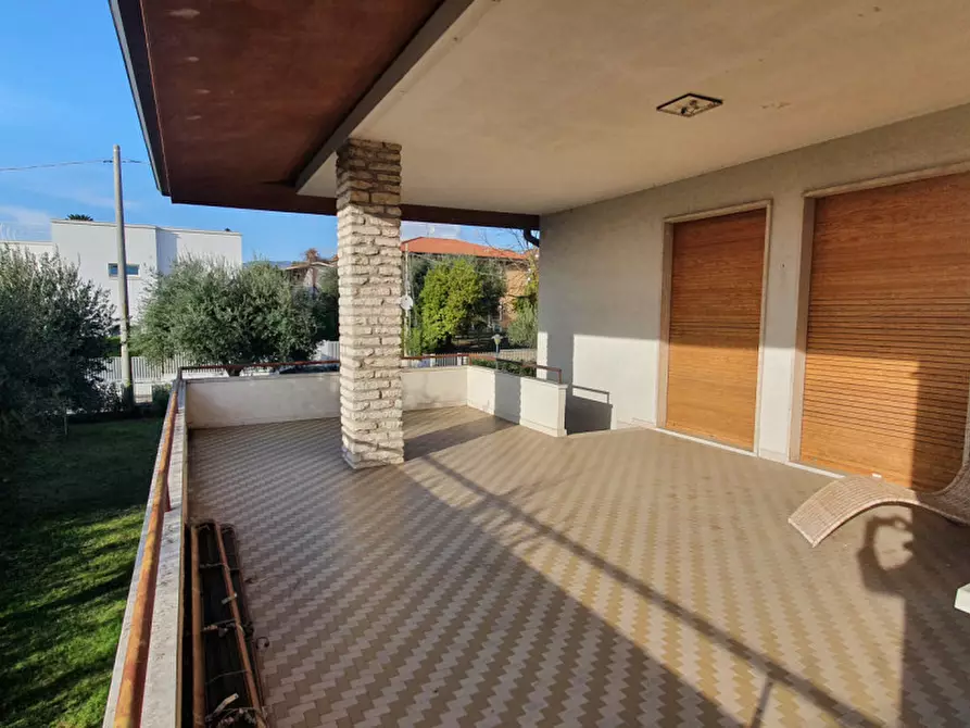 Immagine 5 di Villa in vendita  in Via Alessandro volta a Bardolino