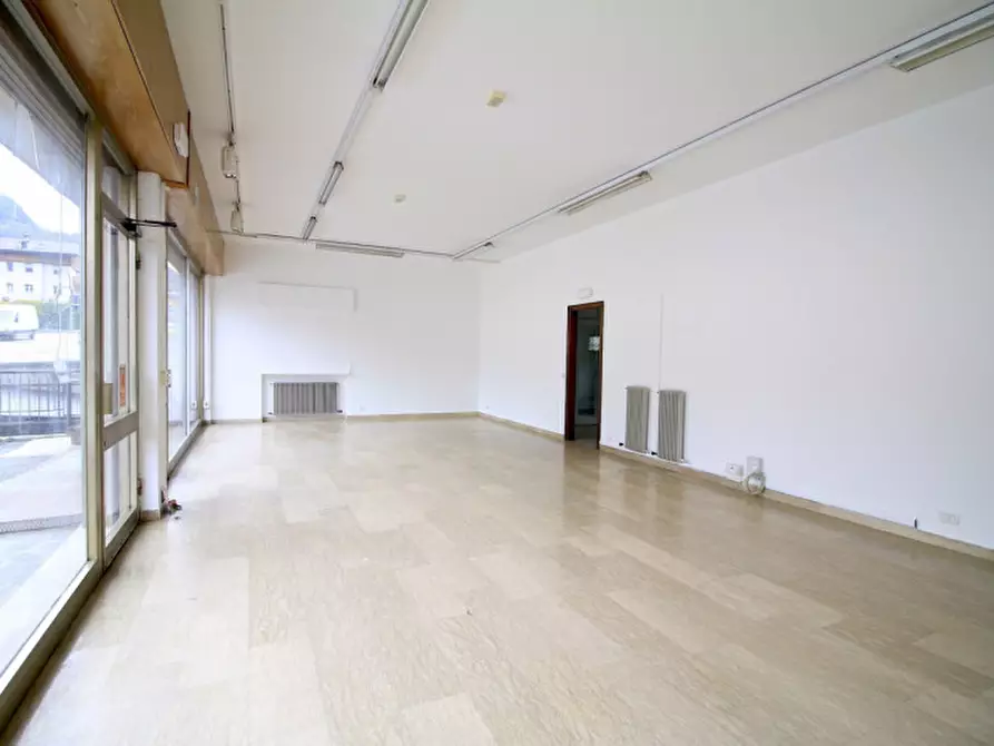 Immagine 2 di Negozio in affitto  in Via Circonvallazione a Tione Di Trento