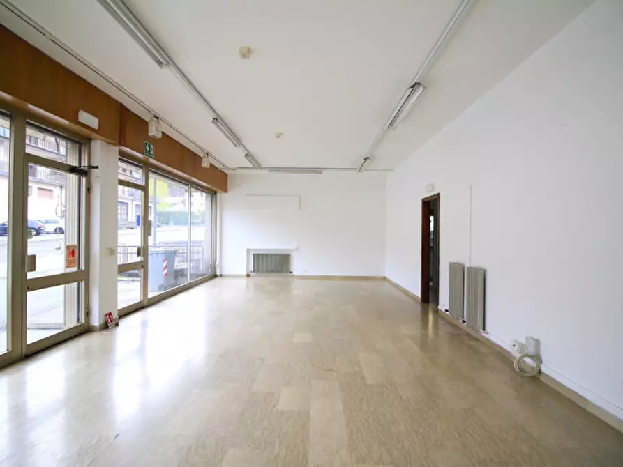 Immagine 3 di Negozio in affitto  in Via Circonvallazione a Tione Di Trento