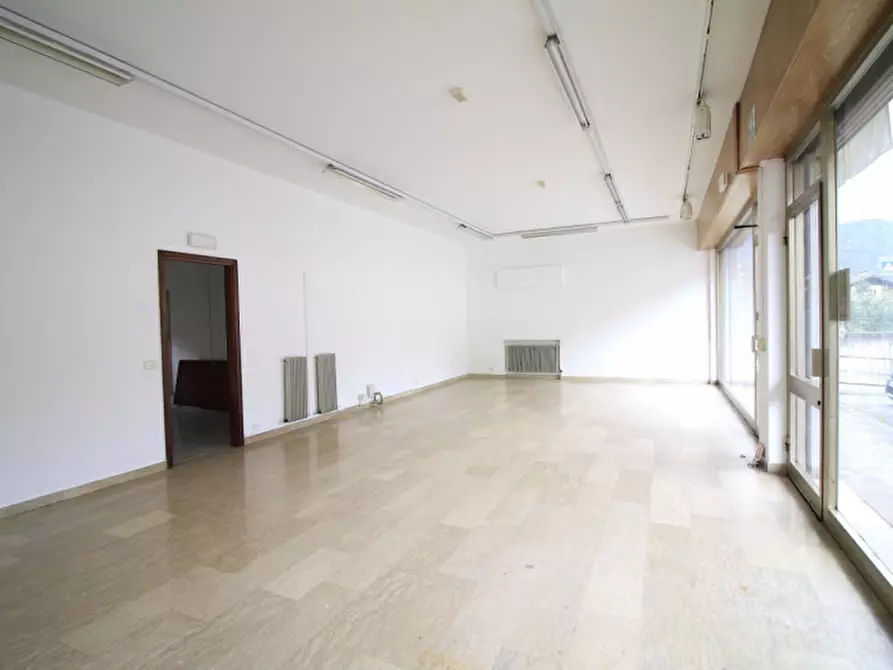 Immagine 5 di Negozio in affitto  in Via Circonvallazione a Tione Di Trento