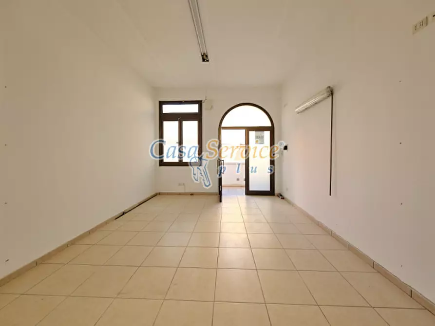 Immagine 5 di Negozio in vendita  in Via Duca delle Puglie a Matino