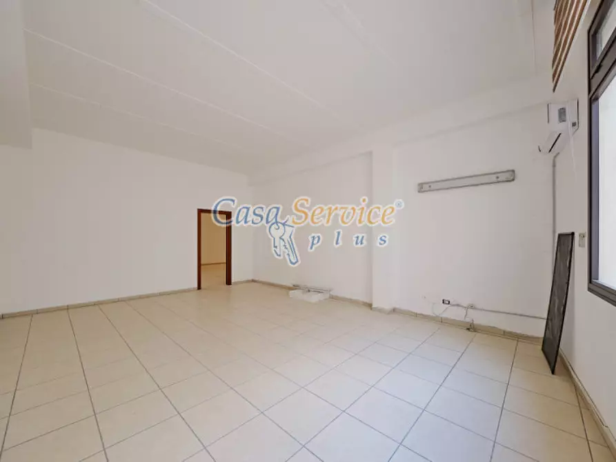 Immagine 10 di Negozio in vendita  in Via Duca delle Puglie a Matino