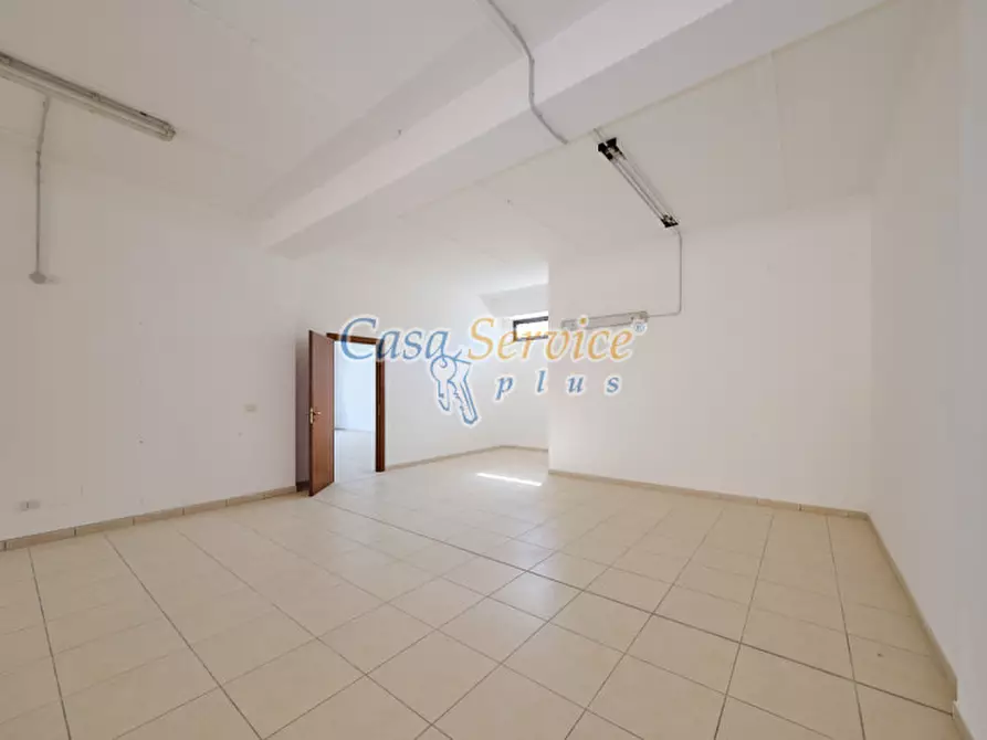 Immagine 11 di Negozio in affitto  in Via Duca delle Puglie a Matino