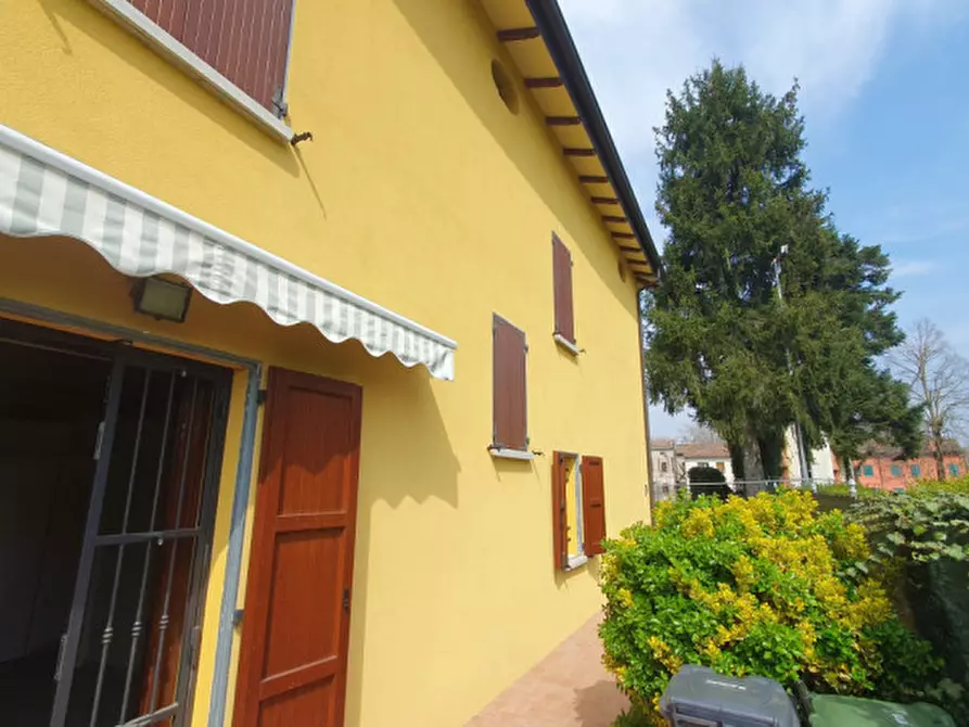 Immagine 1 di Casa indipendente in vendita  in VIALE MARTIRI DELLA LIBERTà a Novi Di Modena