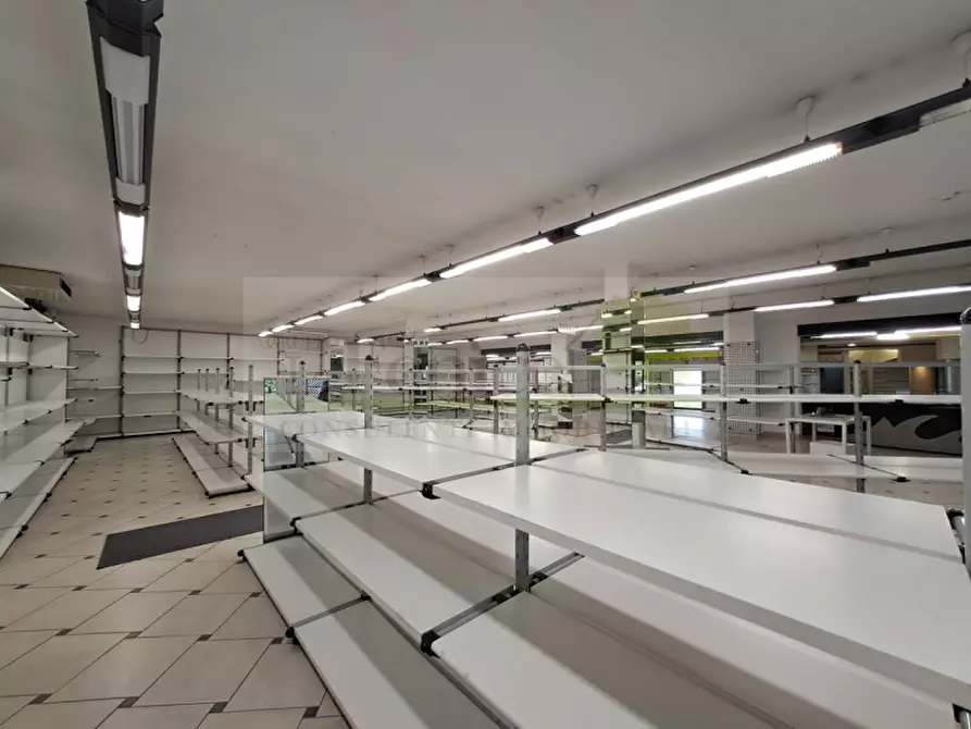 Immagine 11 di Negozio in affitto  in via Solferino Guidizzolo a Guidizzolo